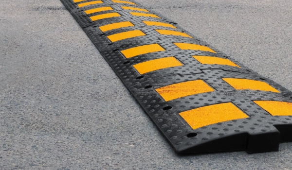 Порядок установки лежачего полицейского во дворе